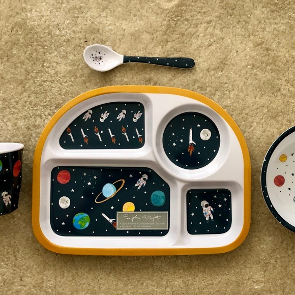 New Kid's Space Dinnerware Set includes: - Picture 1 of 5